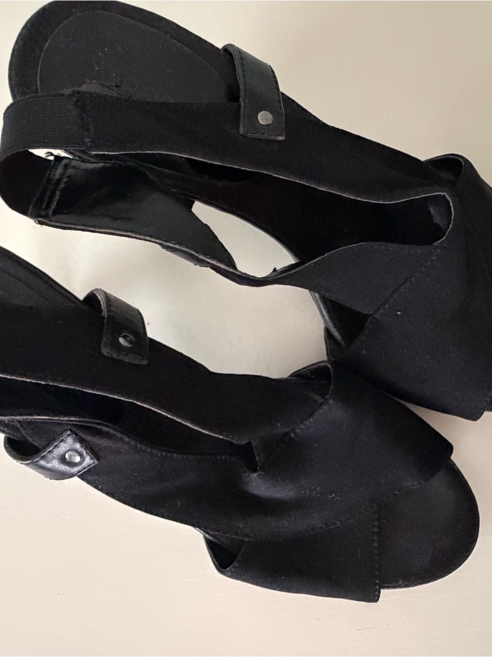 AEROSOLES Black Peep-Toe Platform Wedge Sandals